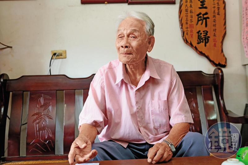 93歲的吳崑山控訴，老農民繳了數十年農保，但賣地後就無喪葬和傷殘津貼。
