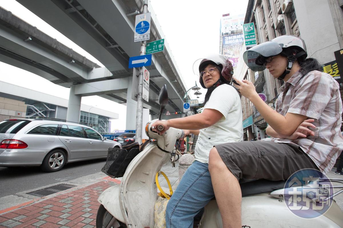 畢業前，每週日澐媽（左）都要騎摩車載李明澐（右）到學校，一路上明澐都在使用手機，不大會主動和澐媽互動。