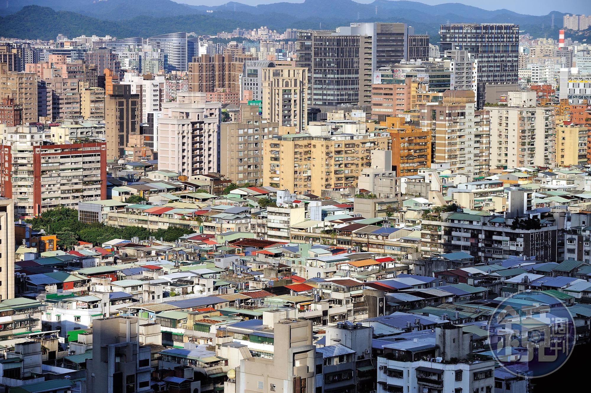 台灣目前30年以上的老屋高達384萬戶，一旦遭遇重大震災，後果不堪設想。圖中是台北市老舊公寓與新型大樓形成強烈對比。