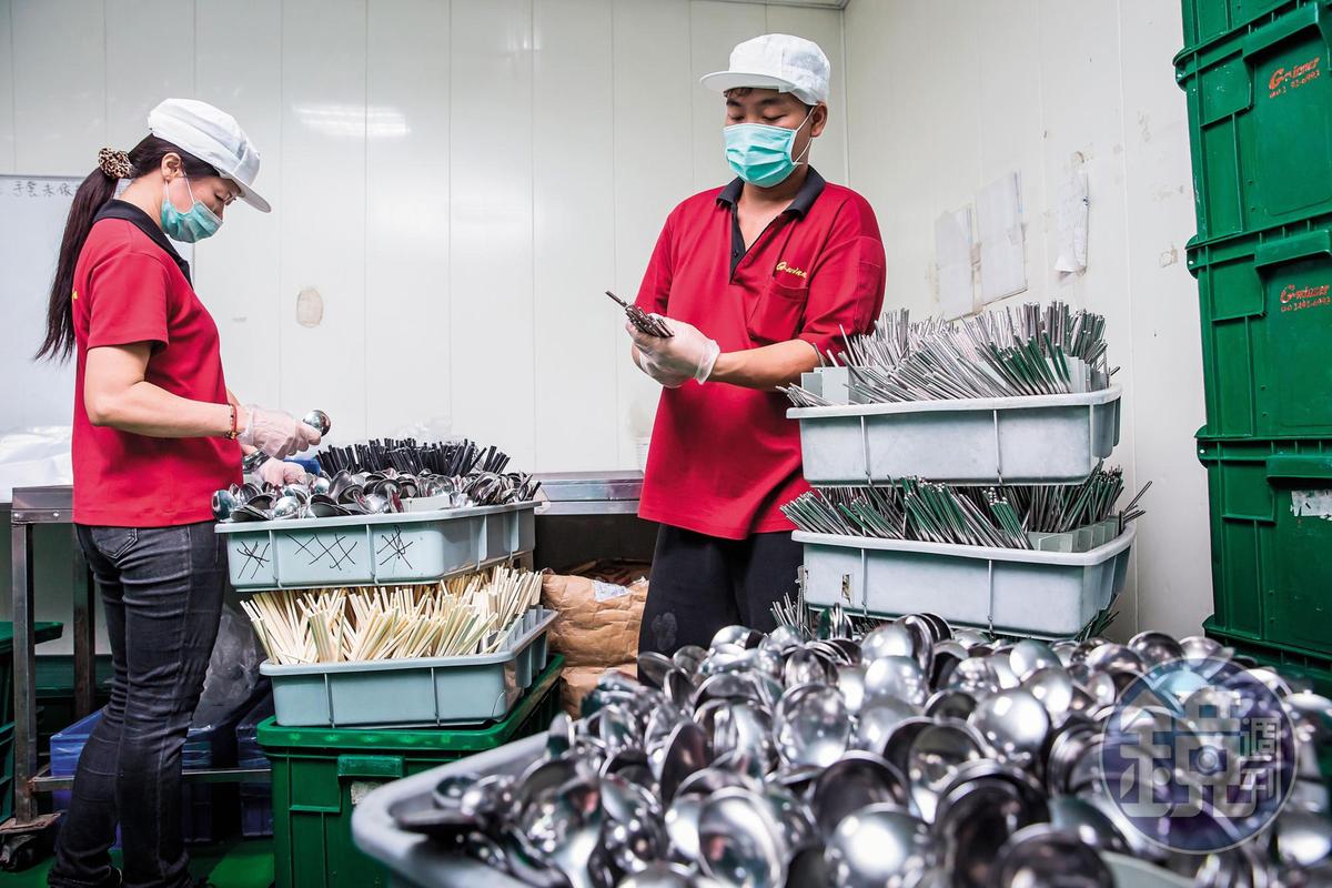 午後3點，員工正將已洗乾淨的餐具裝籃，準備上車分送到醫院、學校、美食街。