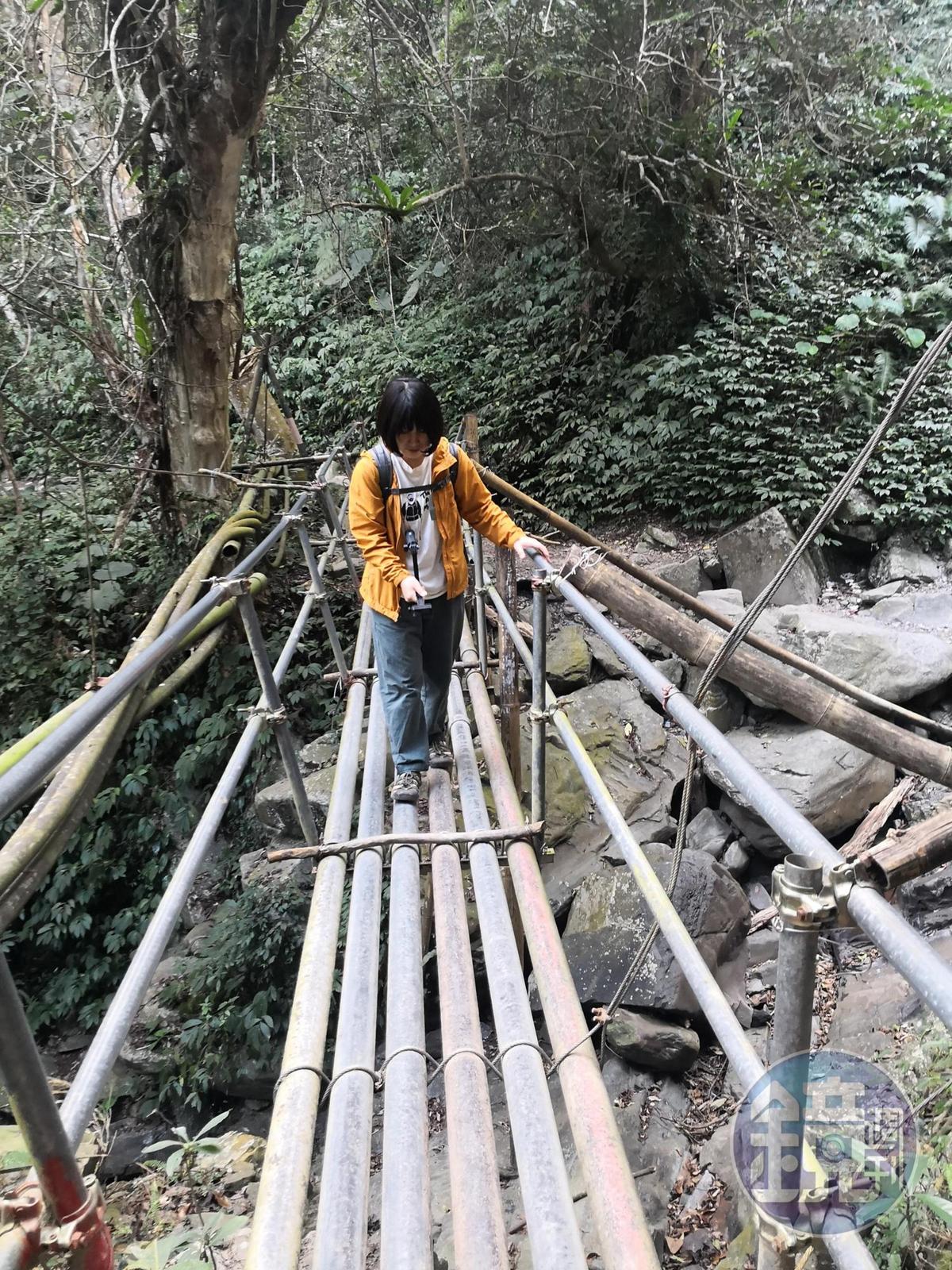 居民搭建的水管橋。