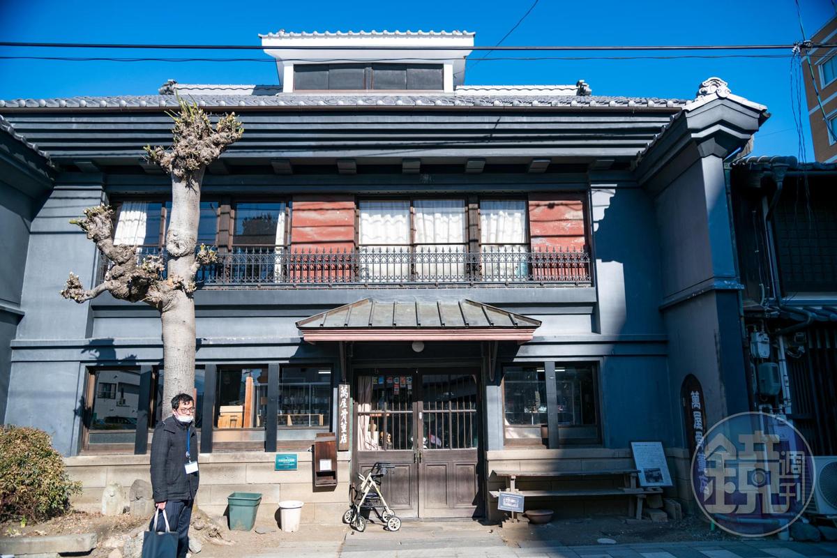 「萬屋骨董店」位在百年建築中，曾是舊小諸銀行舊址。