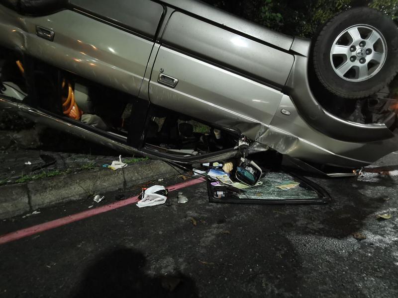 15歲少年無照開車載友自撞山壁翻車負傷逃逸