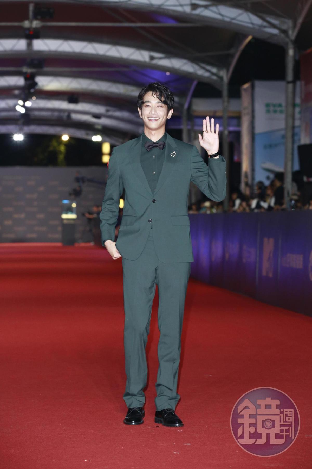 劉以豪穿上最流行的夜幕綠，帥氣度不輸韓星。