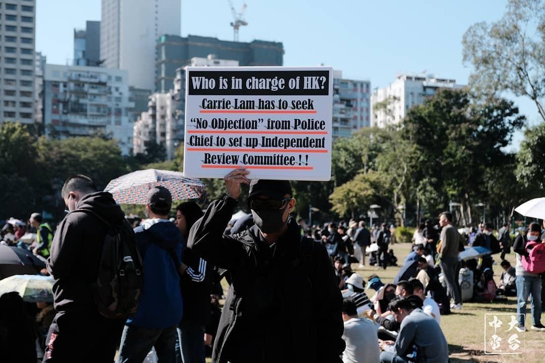 14:25 陸續有市民到維園附近聚集，眾人手持不同文宣品表達訴求。（翻攝自中大校園電台臉書）