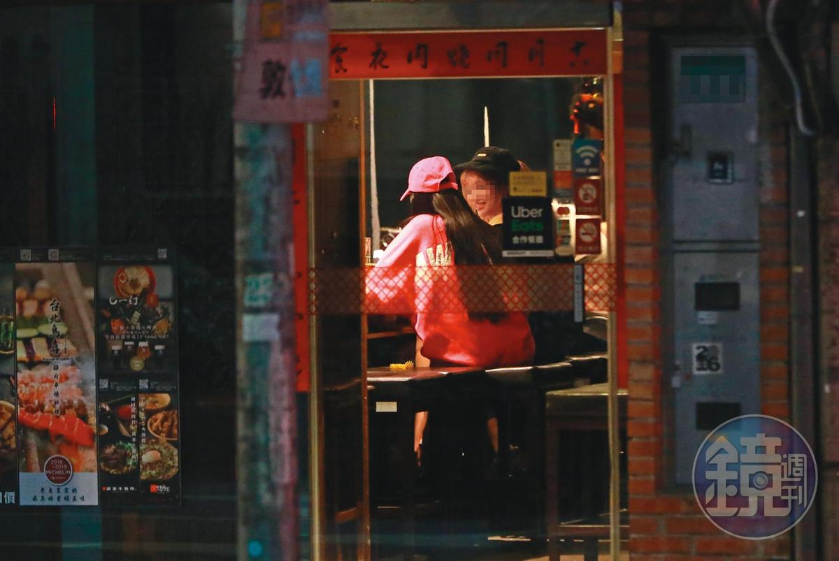 1/9 00：17 一位頭戴桃紅棒球帽、身穿桃紅色寬鬆T的長髮女，出現在台北知名燒肉店。