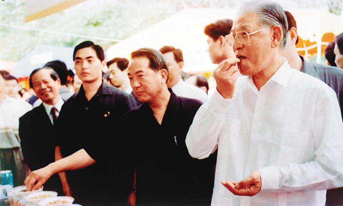 1995年，李登輝（右）在當時省長宋楚瑜（左2）的陪同下，參加農產品展售會，當時宋省長聲勢如日中天。原本情同父子的2人，卻因1998年李登輝凍省而決裂。（中央社）