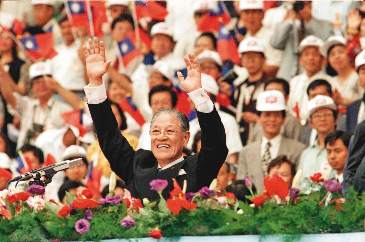 歷經台海危機之後，李登輝1996年當選中華民國第9任總統，是中華民國首位公民直選的元首。（中央社）