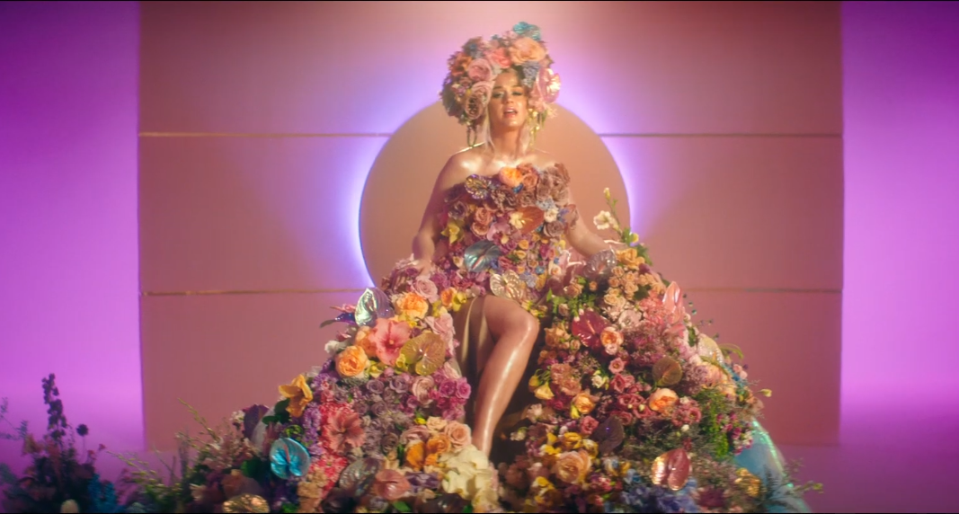 〈Never Worn White〉MV裡凱蒂佩芮穿上類似碧昂絲懷孕時穿的「花朵裝」，網友就懷疑她已懷孕。（翻攝自MV）