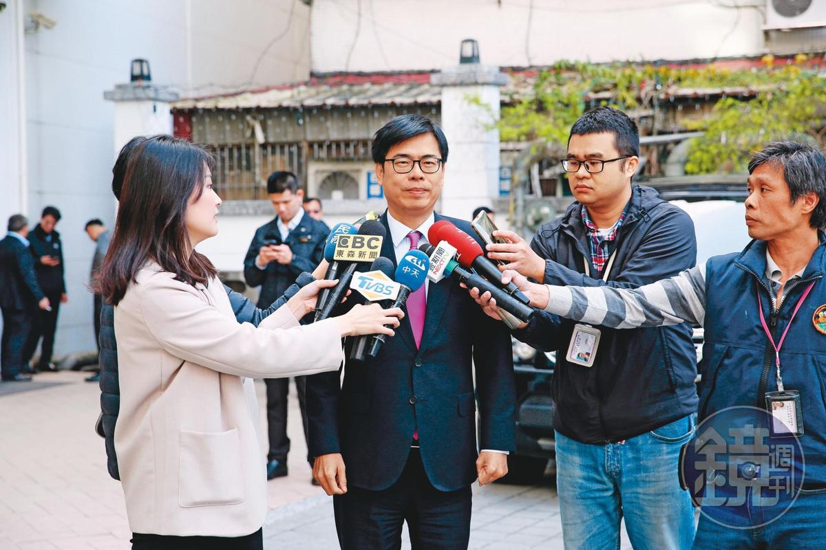 行政院副院長陳其邁（中）20年前擔任立委時，曾指控少龍是宗教流氓。
