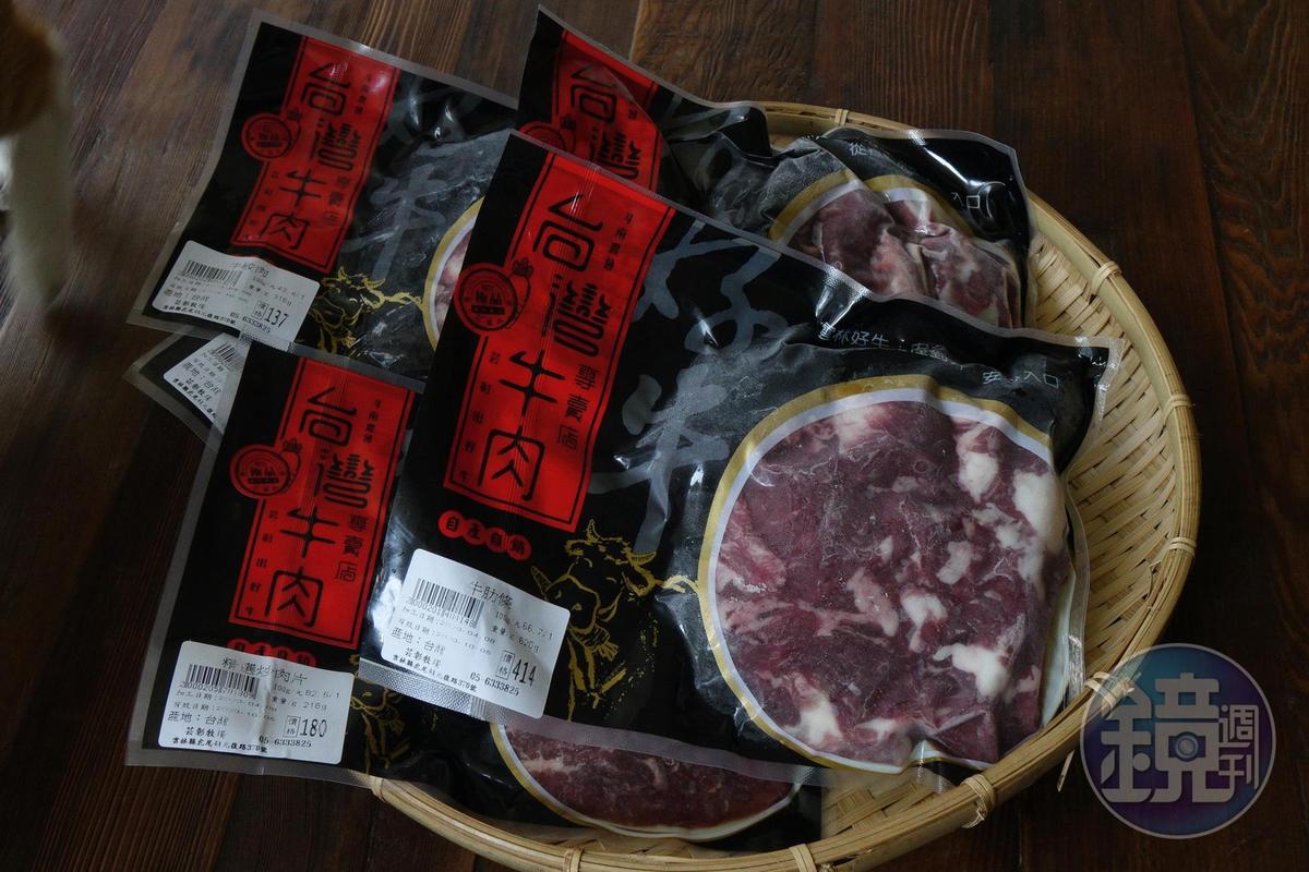 芸彰牧場供應真空包裝的「牛肋條」「炒肉片」「牛絞肉」等各式牛肉部位，適合小家庭採買料理。