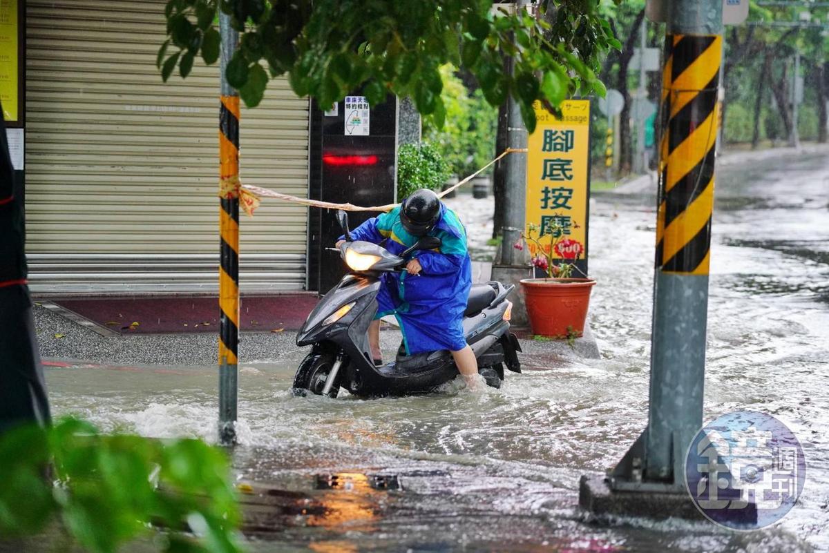 24å°æ™‚è±ªé›¨ç‹‚ç‚¸å—å°ç£ é«˜é›„å¤šè™•æ°´æ·¹é¦¬è·¯