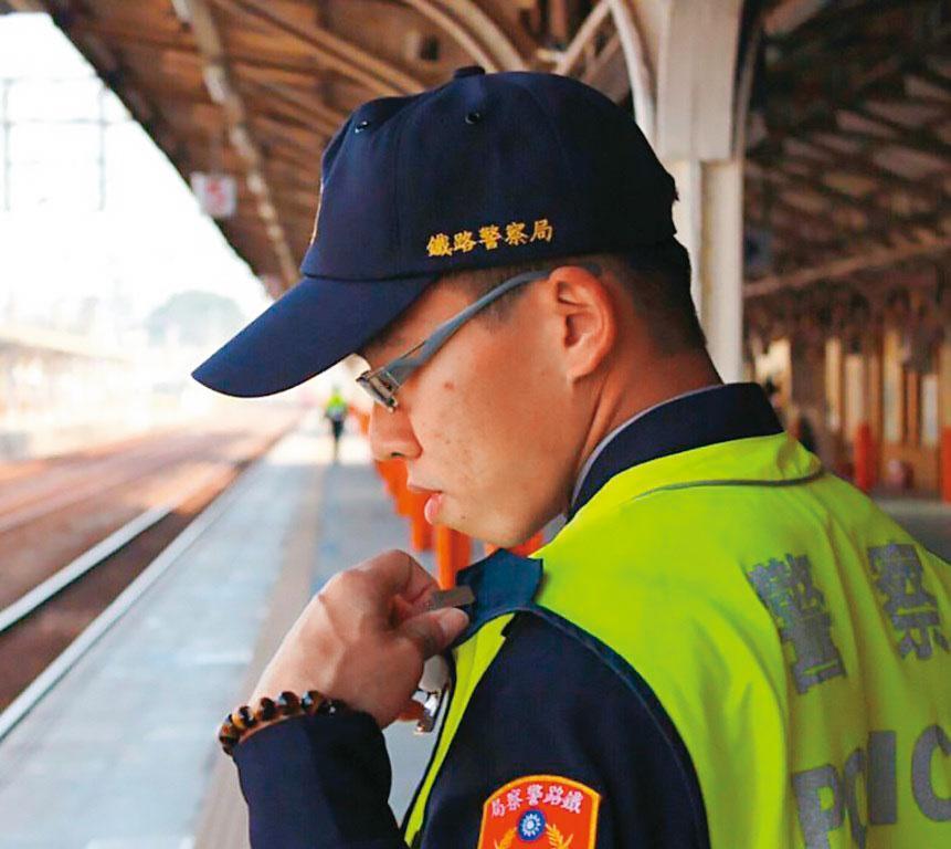 鐵路警察李承翰（圖）遇刺身亡後，警政署決定採購電擊槍配發員警使用。（警方提供）