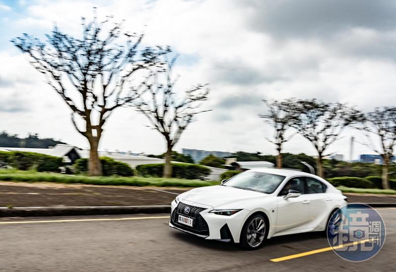 鏡試駕 溫柔戰將 Lexus Is 300h F Sport