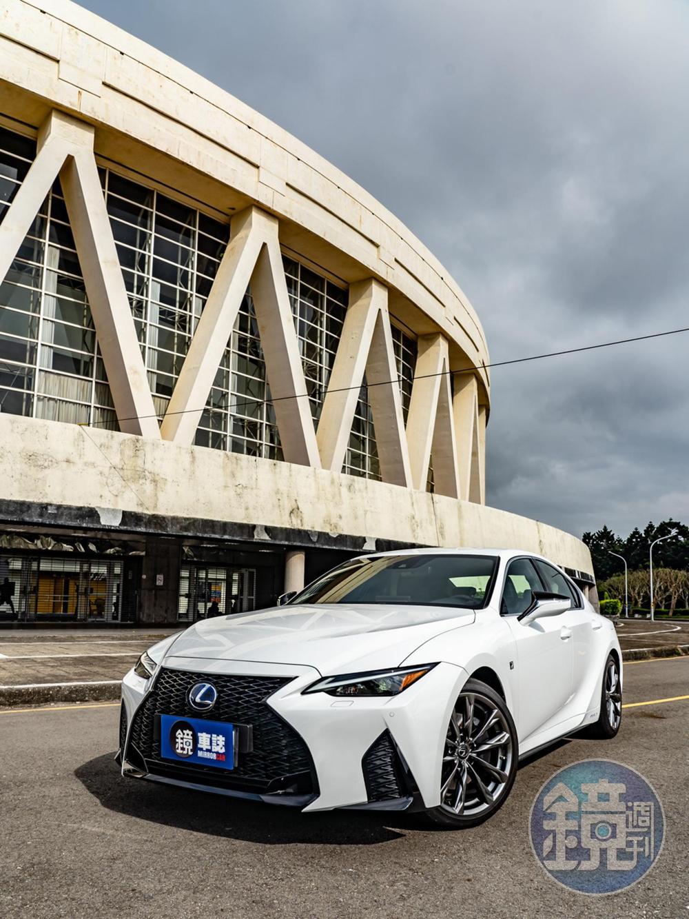 鏡試駕 溫柔戰將 Lexus Is 300h F Sport