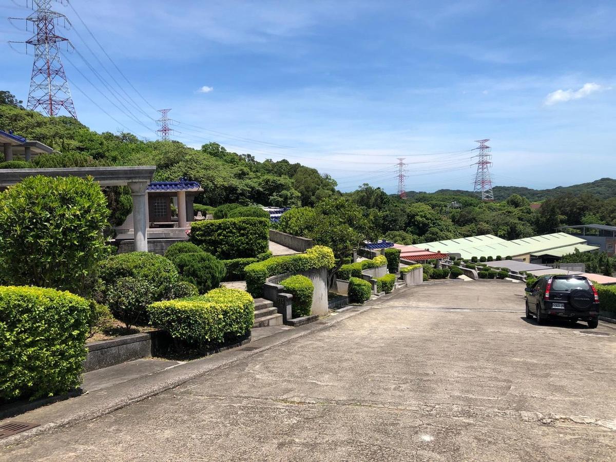 家族式豪華陰宅」倚山坡而建，視野遼闊。（法務部行政執行署新北分署提供）