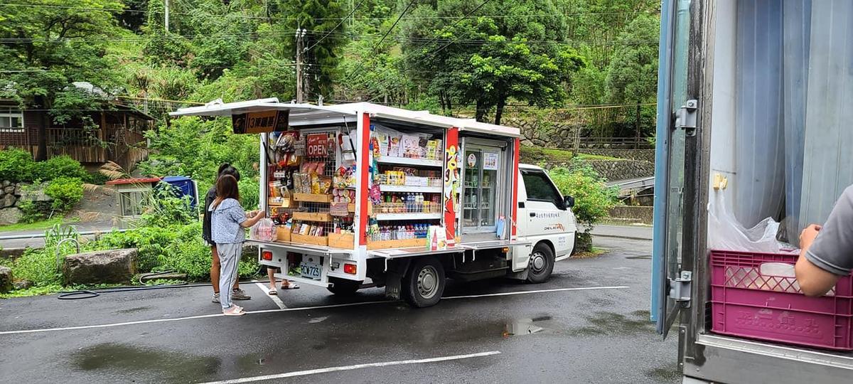 統一車車一打開，車內布滿多種的零食和罐頭。（翻攝自臉書社團「爆廢公社」）