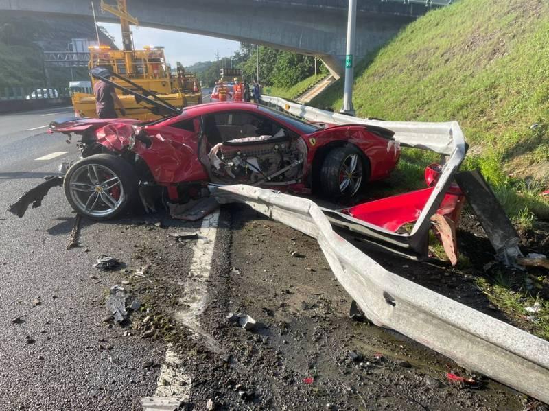  拖吊車正準備將撞成廢鐵法拉利拖走，這一撞，1800萬飛了。（讀者提供）