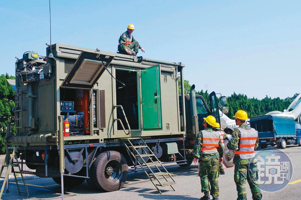 峻為公司曾低價搶標15輛機動通訊車，卻爆發延遲交貨、車廂漏水等問題。（翻攝中華民國空軍臉書）