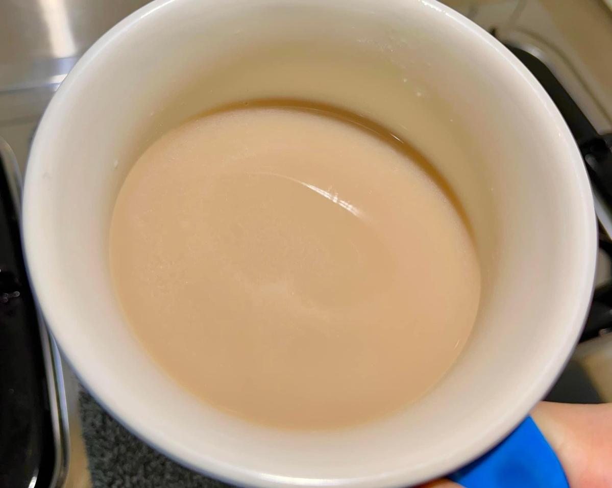 網友分享這款「奶粉」泡紅茶喝，助眠效果會減少一些。（翻攝臉書社團「老百姓日常三餐交流會」）