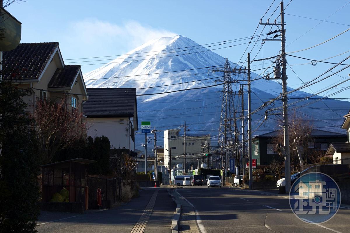 河口湖車站附近就能清楚看到富士山。