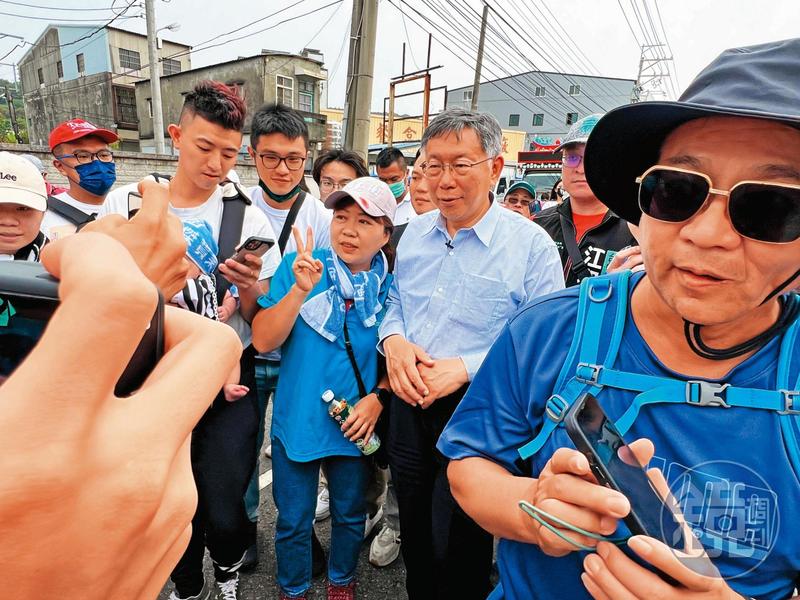 柯參選總統心意已決，訪美返國又馬不停蹄展開陸戰，參與大甲媽祖遶境活動。（圖／鏡週刊）