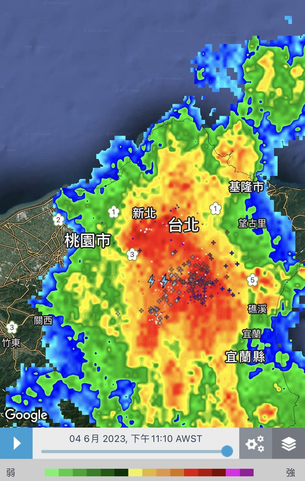 氣象粉專「天氣風險 WeatherRisk」指出，午夜雷雨一年實際只發生不到10天，今天午後雷陣雨預計會比昨天小，也不容易下到晚上。（翻攝自「天氣風險 WeatherRisk」臉書）