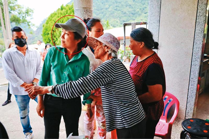 李妻突襲民宿時，發現房間裡有Kolas競選時常戴的帽子（紅圈處）。（翻攝Kolas臉書）