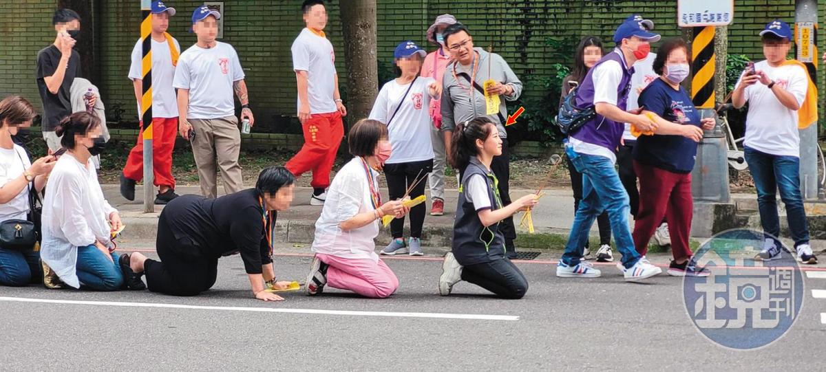 陳紫渝（箭頭處）熱心里上事務，帶著家人及里民在路邊迎媽祖神轎。（圖／鏡週刊）