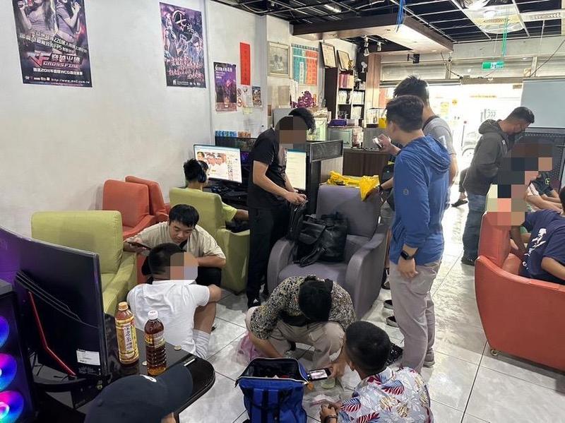 假冒刑警押走少年的陳姓等3嫌在澎湖網咖被逮。（圖／翻攝畫面）