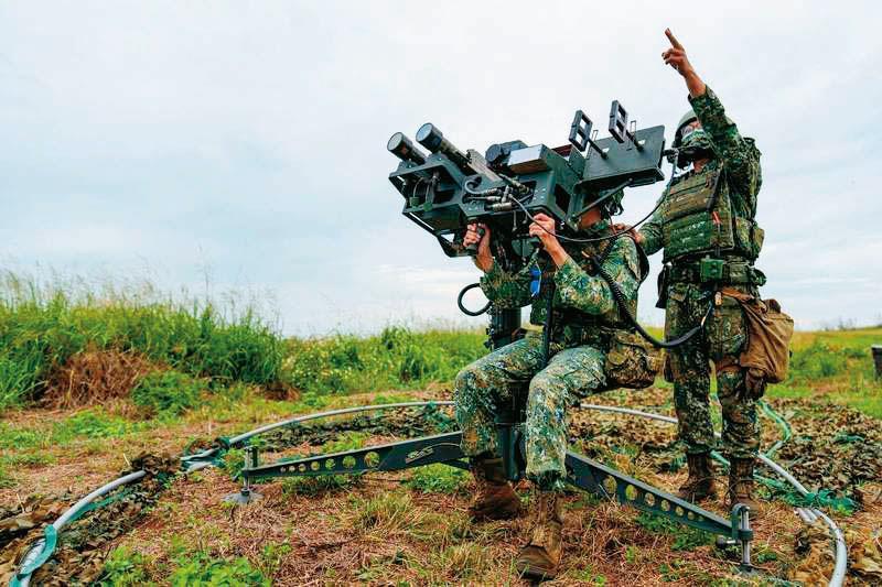 顧立雄說，台灣在不對稱戰力的軍事投資還有努力空間。圖為國軍操作刺針飛彈。（圖ˊ／翻攝中華民國陸軍臉書）