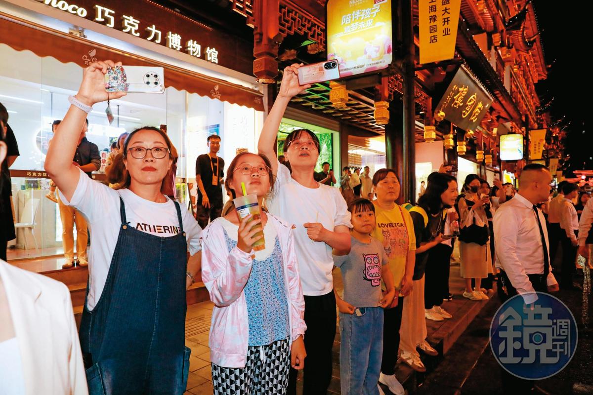 蔣萬安親民的形象，讓上海民眾爭相捕捉畫面。（圖／鏡周刊提供）