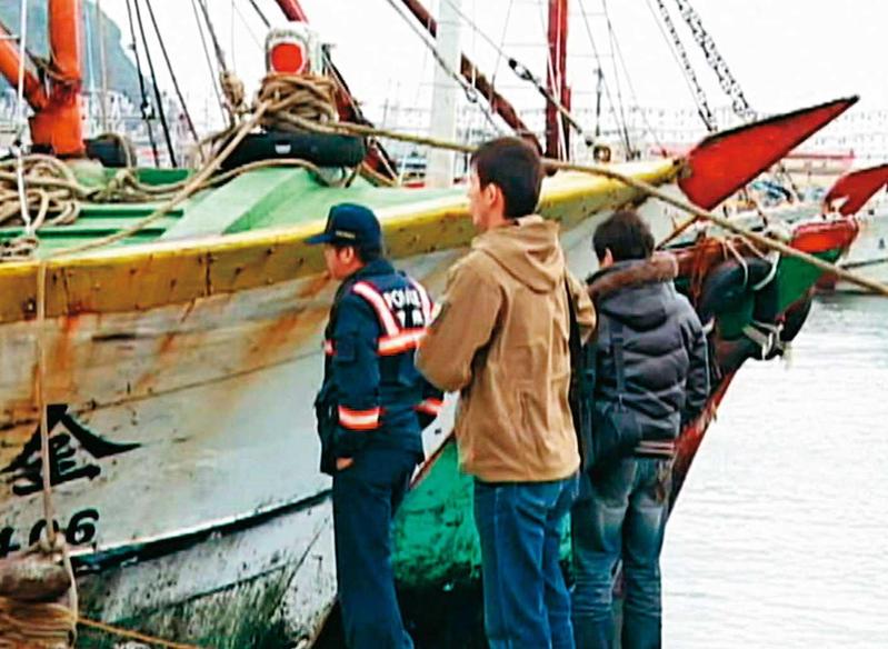 2名外籍漁工在基隆八斗子漁港發現浮屍，警方獲報前往現場打撈。（圖／東森新聞提供）