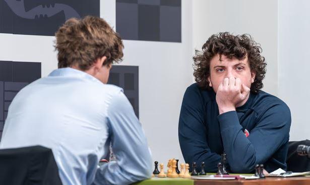 天才棋手尼曼在國際象棋辛克菲爾德盃中打敗西洋棋世界冠軍卡爾森，但有傳聞尼曼是使用「智能肛珠」作弊才能贏得比賽。（翻攝自Saint Louis Chess Club）
